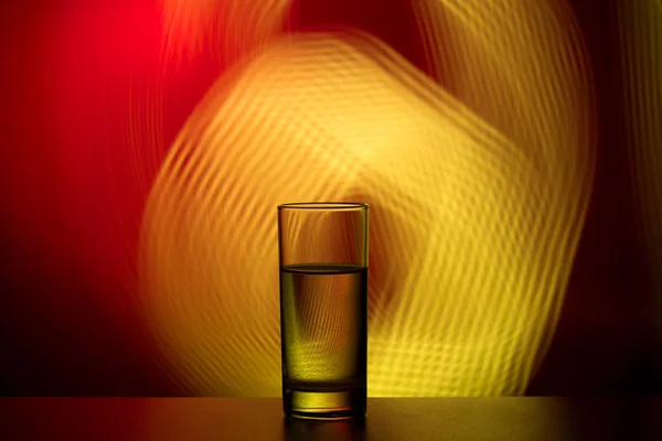 Glas Wasser Auf Abstraktem Hintergrund Rot Gelb Schönen Hintergrund Leichte — Stockfoto