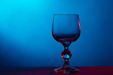 Güzel Şarap kadehi mavi zemin üzerine yakın çekim
