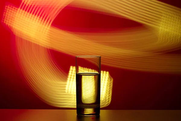 Glas Wasser Auf Abstraktem Hintergrund Rot Gelb Schönen Hintergrund Lichtlinie — Stockfoto