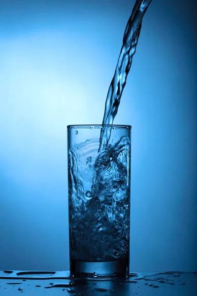 Wasser Ergießt Sich Ins Glas — Stockfoto