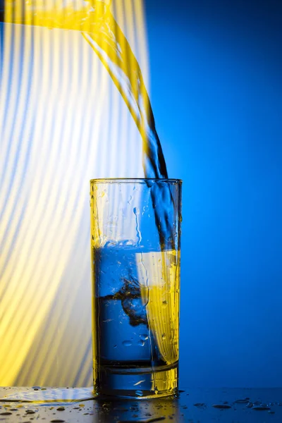 Вода Вливається Склянку Подвійна Експозиція Творчий Прийом — стокове фото
