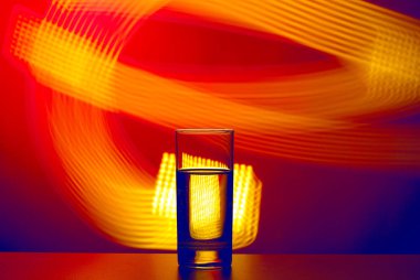 Parlak soyut arka planda su cam.