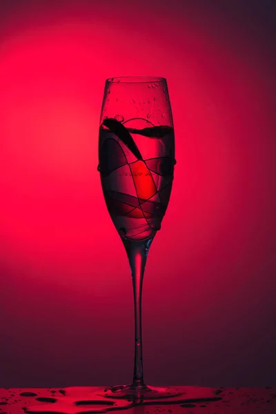 Schöne Elegante Glas Wein Glas Auf Dem Tisch — Stockfoto