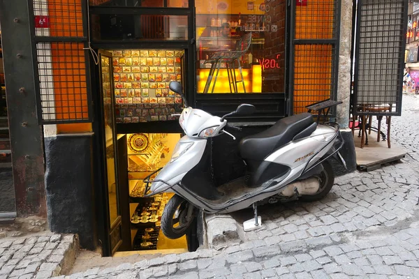 Istanbul Turchia Maggio 2019 Street Istanbul Scooter Parcheggiato Negozio — Foto Stock