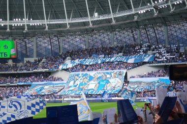 Moskova, Rusya - 26 Mayıs 2019: Vtb arena. Moskova'daki Dinamo Stadyumu'nun açılış maçı. Dinamo Moskova vs Arsenal Tula. Mavi beyaz Dinamo fanlar