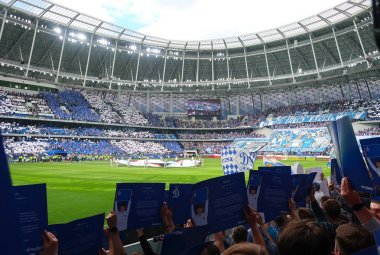 Moskova, Rusya - 26 Mayıs 2019: Vtb arena. Moskova'daki Dinamo Stadyumu'nun açılış maçı. Dinamo Moskova vs Arsenal Tula. Mavi beyaz Dinamo fanlar