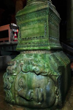 İstanbul, Türkiye - 17 Mayıs 2019: İstanbul'da Bazilika sarnıcı. Medusa'nın kafası