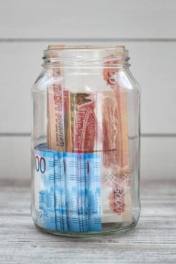 Cam kavanozda Rus banknotları