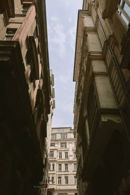 İstanbul, Türkiye - 15 Mayıs 2019: İstanbul'un dar sokakları. Tarihi mimari. İstanbul'da şehir hayatı