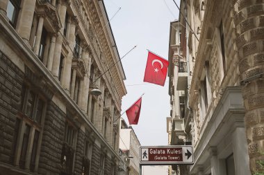 İstanbul, Türkiye - 15 Mayıs 2019: İstanbul sokakları, tarihi binalar. Sokakta Türk bayrakları var. İstanbul'da şehir hayatı.