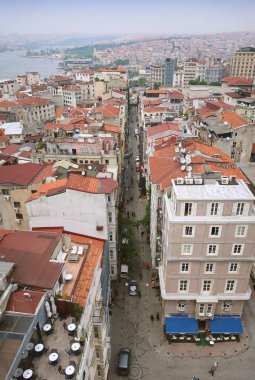 İstanbul, Türkiye - 15 Mayıs 2019: İstanbul Sokakları. Galata kulesinin gözlem güvertesinden İstanbul manzarası. İstanbul'un çok sayıda çatısı