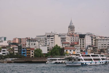 İstanbul, Türkiye - 15 Mayıs 2019: Arka planda Boğaz'dan, Galata kulesinden geçiliyor