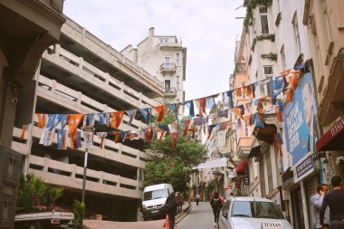 İstanbul, Türkiye - 15 Mayıs 2019: İstanbul Sokakları. Tarihi mimari. İstanbul'da şehir hayatı. Sokakta bayraklar ve pankartlar