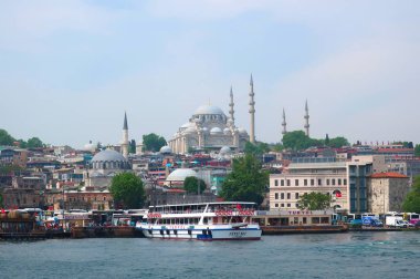 İstanbul, Türkiye - 15 Mayıs 2019: Boğaz, su gemileri, İstanbul manzarası, arka planda cami