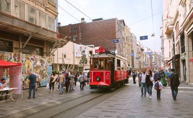 İstanbul, Türkiye - 15 Mayıs 2019: İstiklal Caddesi'nde kırmızı nostaljik tramvay. İstiklal Caddesi turistler için popüler bir yer