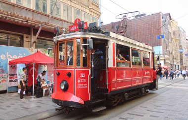 Istanbul, Türkiye-15 Mayıs 2019: Istiklal caddesinde kırmızı nostaljik tramvay. Istanbul 'un en turistik yeri olan yaya Istiklal Caddesi