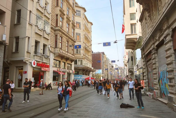 Istanbul Turkey May 2019 Pedestrian Tourist Street Istiklal Istiklal Street — Stock Photo, Image