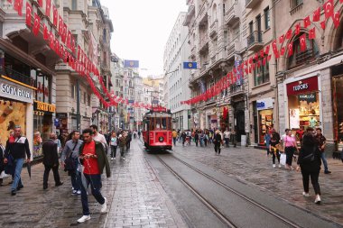 Istanbul, Türkiye-15 Mayıs 2019: Istiklal caddesinde kırmızı nostaljik tramvay. Istanbul 'un en turistik yeri olan yaya Istiklal Caddesi