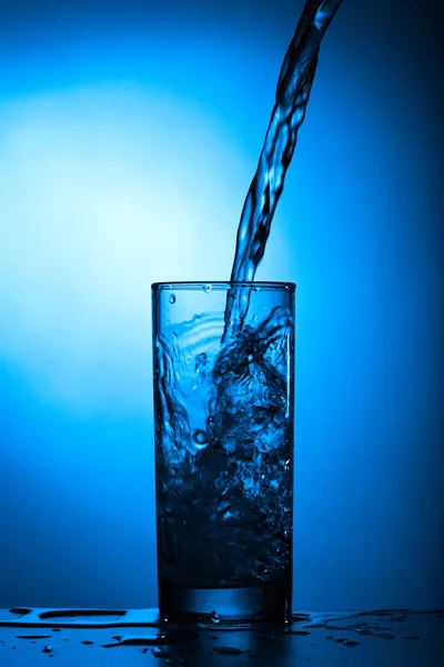 Fresh Water Bubbles Pours Glass Blue Background — Stock Photo, Image