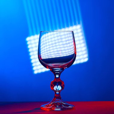 Mavi soyut arka planda kristal şarap camı