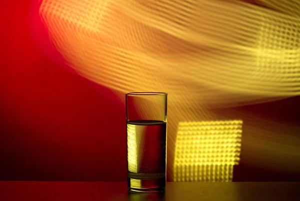 Ein Glas Wasser Auf Abstraktem Hintergrund — Stockfoto