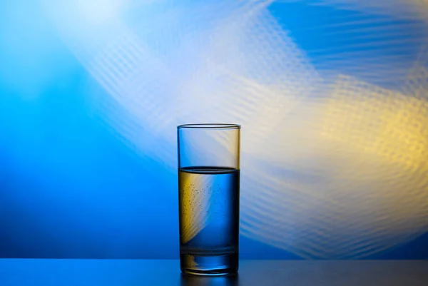 Ein Glas Wasser Auf Abstraktem Hintergrund — Stockfoto