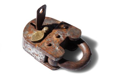 Anahtarı beyaz arkaplanda izole edilmiş eski asma kilit