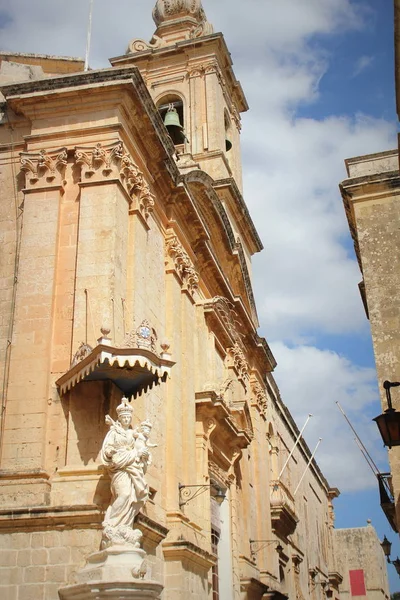 罗会修道院中湧一角耶稣儿童的圣母玛利亚的雕像。马耳他 — 图库照片