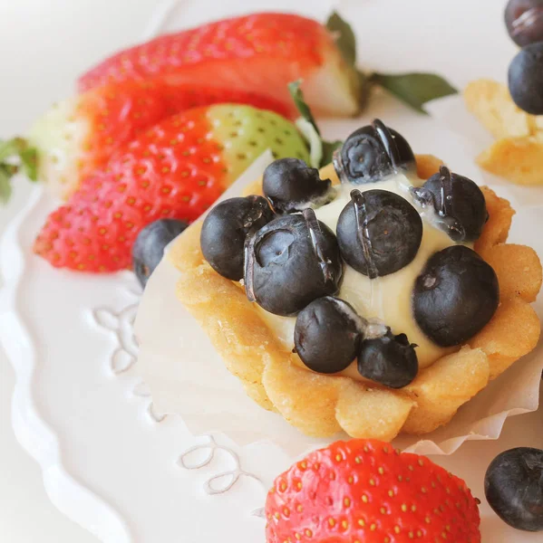 Törtchen mit Blaubeeren auf weißem Teller — Stockfoto