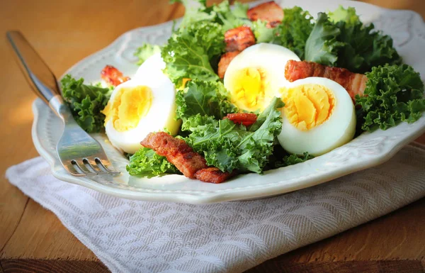 Verse gezonde salade met boerenkool, chrispy spek en ei — Stockfoto