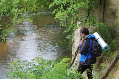 Nehir manzara üzerinde dinlenme sırt çantası seyahat adam. Yaşam tarzı seyahat mutlu duygular başarı kavramı yaz tatillerini açık