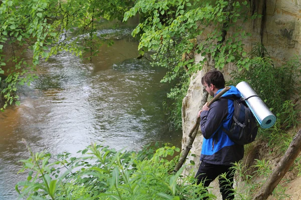 Nehir manzara üzerinde dinlenme sırt çantası seyahat adam. Yaşam tarzı seyahat mutlu duygular başarı kavramı yaz tatillerini açık