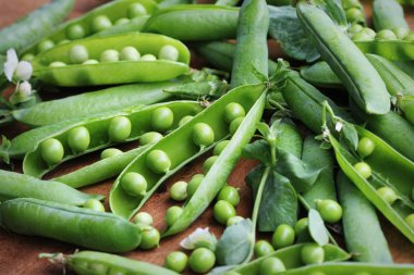 Olgun bakla taze yeşil bezelye tahta masada yeşil bezelye, yakın çekim .