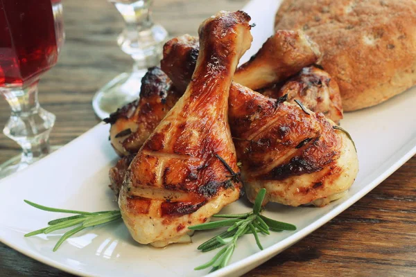 Szolgált Fehér Tányérra Rozmaringos Grillezett Csirkecomb Vacsora Háttér — Stock Fotó