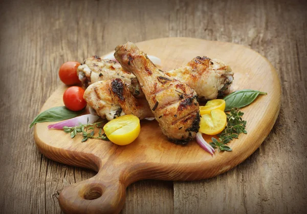 Ayam Panggang Kaki Dengan Rosemary Disajikan Pada Memotong Papan Makan — Stok Foto