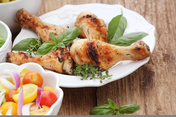 Kaki Ayam Panggang Dengan Rosemary Disajikan Piring Putih Latar Belakang — Stok Foto