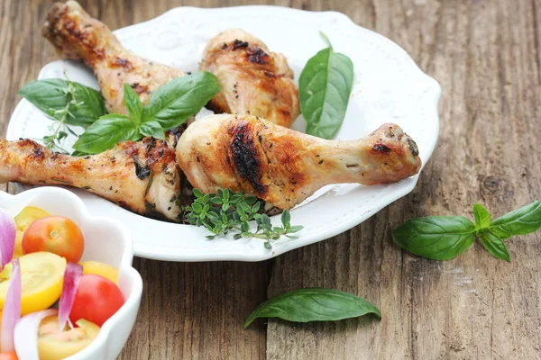 Gegrillte Hühnerkeulen mit Rosmarin auf weißem Teller serviert. Hintergrund des Abendessens — Stockfoto