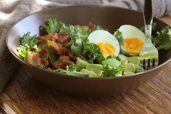 Veganská salát s kapusta, avokádo, křupavou slaninou, vejcem a dresinkem Vinaigrette — Stock fotografie