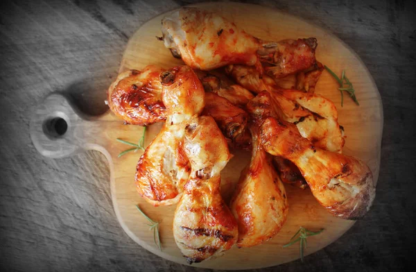 Gegrillte Hühnerkeulen Auf Schneidebrett Rustikales Abendessen Hintergrund Ansicht Von Oben — Stockfoto