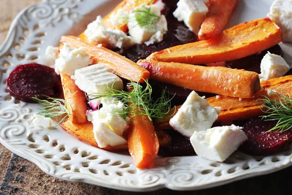 Remolacha a la parrilla saludable, ensalada de zanahorias con queso feta, hinojo en la mesa de madera rústica — Foto de Stock