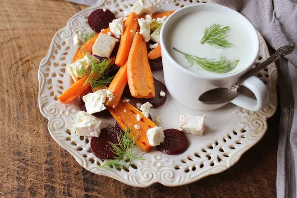 Egészséges Sült Répa Sárgarépa Saláta Feta Sajt Édeskömény Görög Joghurtot — Stock Fotó