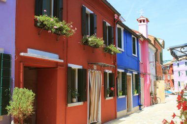 Sokak eski binalarda renkli Burano Adası, Venedik, İtalya.