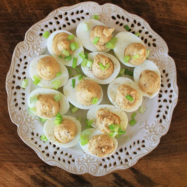 デビルド卵葱白皿にタラ肝臓 素朴な木製のテーブル — ストック写真