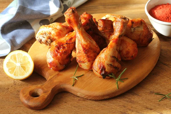 Kaki Ayam Panggang Pada Pemotongan Papan Latar Belakang Makan Malam — Stok Foto