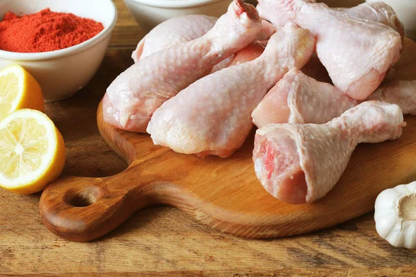 Nogi Surowe Niegotowane Kurczaka Podudzia Pokładzie Cuttingn Mięso Składniki Gotowania — Zdjęcie stockowe