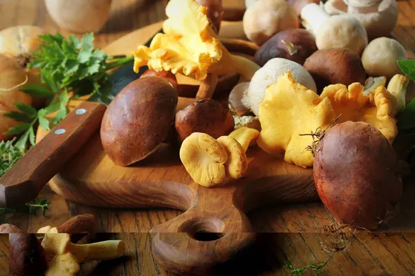 Mix van bos paddestoelen op snijplank over oude houten tafel — Stockfoto