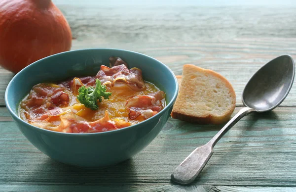 Kürbissuppe serviert mit knusprigem Speck — Stockfoto