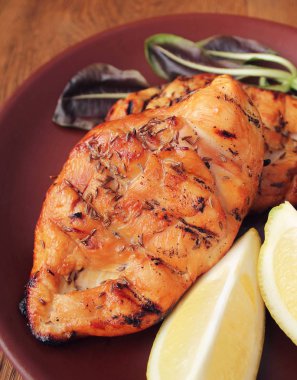 Izgara tavuk göğsü kızarmış dell tohum ve limon ile