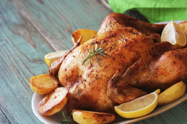 Ganze gebratene Hühnchen mit Kartoffeln und Zitrone — Stockfoto