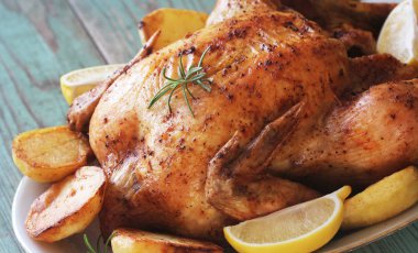 Bütün kızarmış tavuk patates ve limon ile